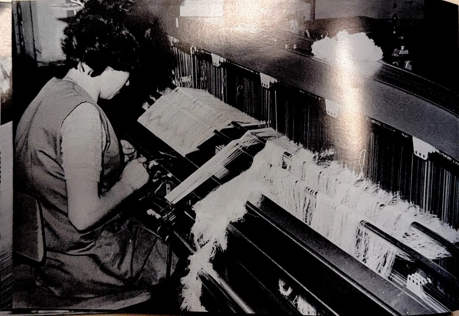 Blattstecherin beim Einziehen der Kettfäden