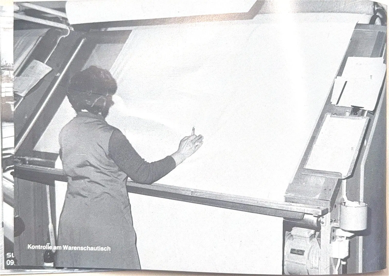 Kontrolle am Warenschautisch in der Warenschau