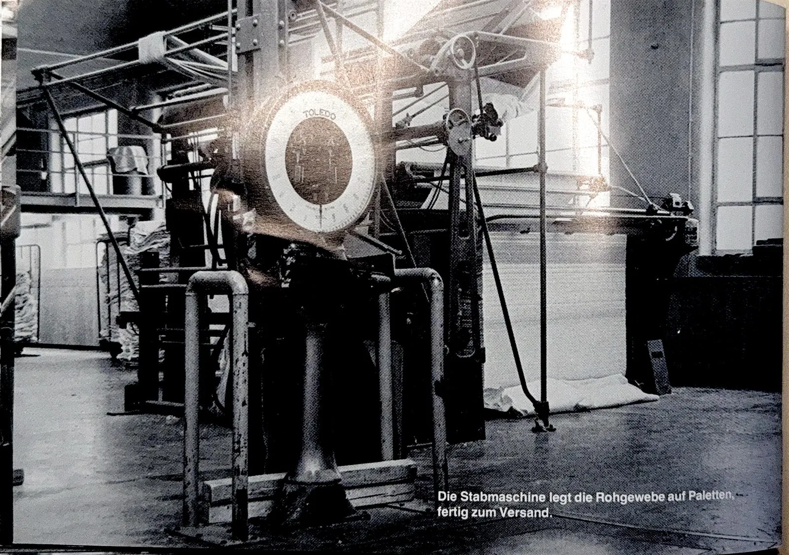 Stabmaschine legt Rohgewebe auf Paletten