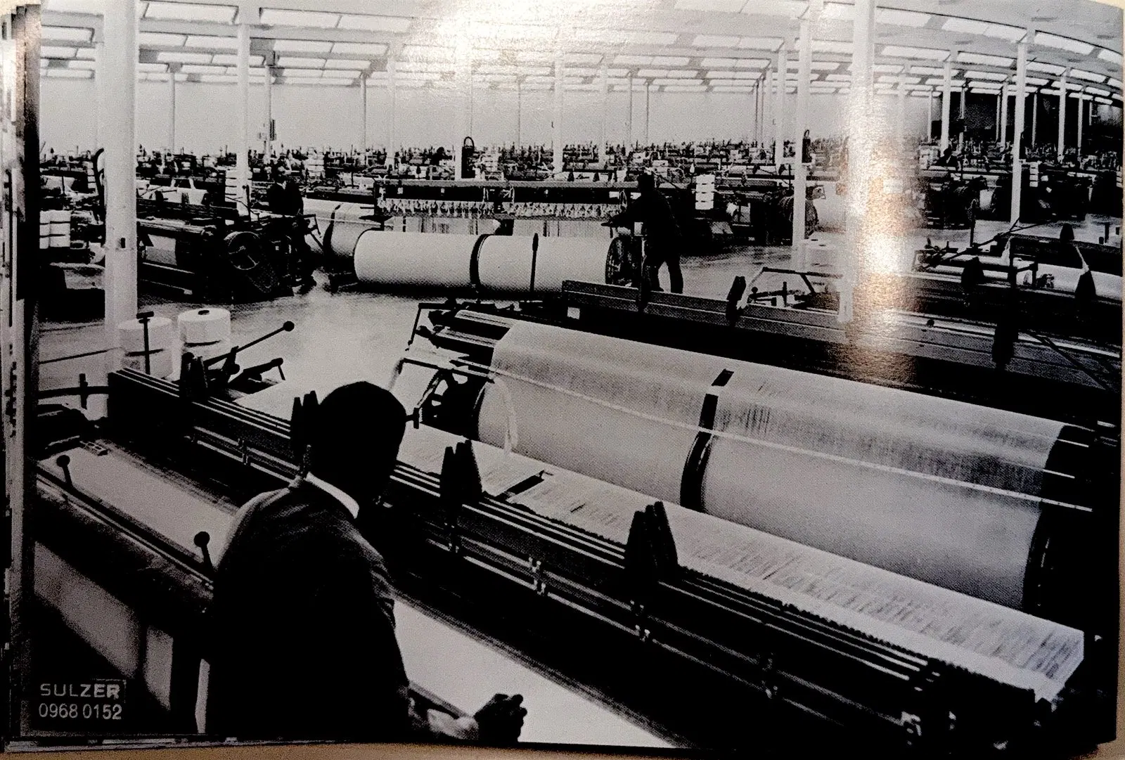 Blick in den Websaal mit Sulzer-Projektilwebmaschinen