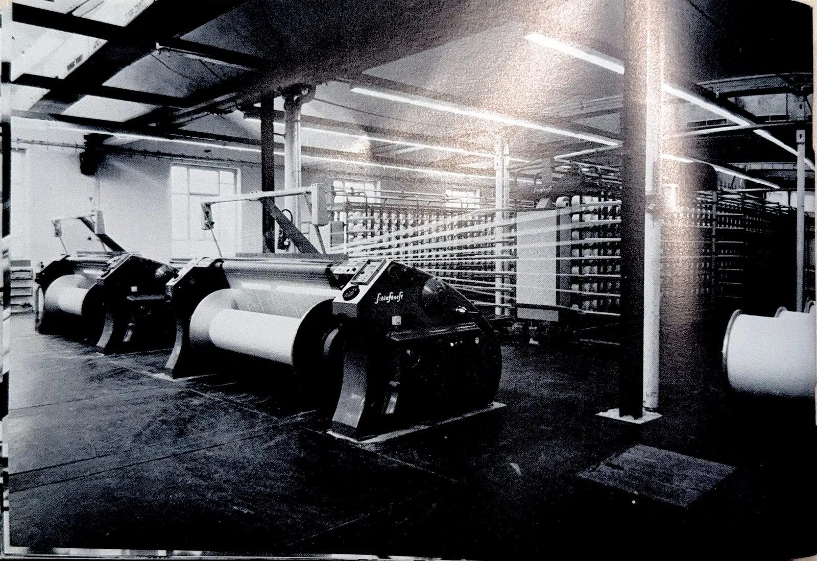 Zettelanlage mit Zettelwalzen in der Zettlerei